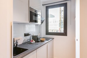 Réfrigérateur, micro-ondes, four, cafetiÚre/bouilloire