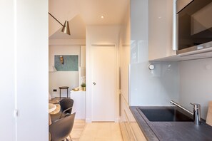 Kühlschrank, Mikrowelle, Ofen, Wasserkocher mit Kaffee-/Teezubehör