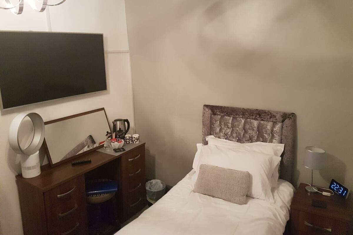 Single Room | Desk, iron/ironing board, cribs (free), WiFi (free)