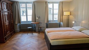 Chambre Quadruple, salle de bains privée (museum entrance included)