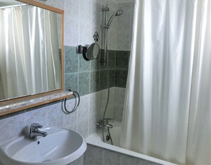 Douche, sèche-cheveux, serviettes fournies