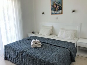 2 chambres, coffres-forts dans les chambres, fer et planche à repasser