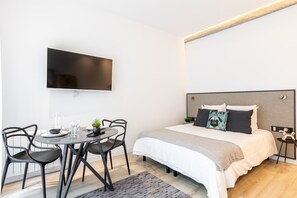 Iron/ironing board, Internet, bed sheets - A5 Suite Studio 175Blo-Paris Convention (Paris-15E-Arrondissement)