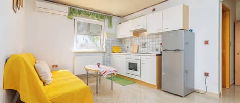 Fridge, oven, stovetop, electric kettle