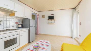 Kühlschrank, Ofen, Herdplatte, Wasserkocher