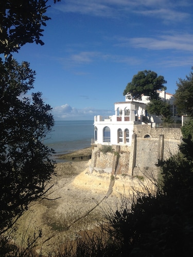 Architect-designed villa just a few minutes' walk from Nauzan beach. 