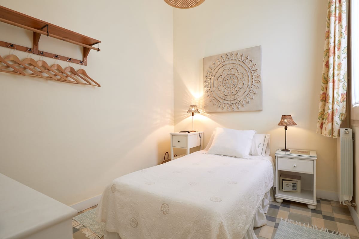 Single Room | In-room safe, WiFi (free), bed sheets