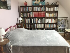 6 bedrooms, iron/ironing board, free WiFi