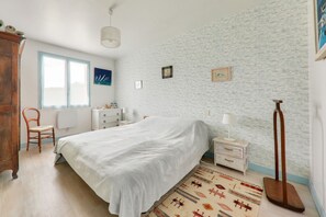 6 bedrooms, iron/ironing board, free WiFi