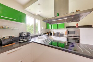 Een koelkast, een microgolfoven, een oven, een vaatwasser