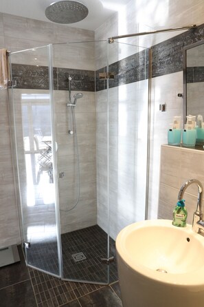 Deluxe-Apartment, 1 Schlafzimmer, Nichtraucher, Seeblick | Dusche im Bad
