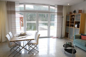 Departamento Deluxe, 1 habitación, para no fumadores, vista al lago | Área de sala de estar | Televisión LED, reproductor de DVD y piso con calefacción 