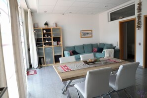 Deluxe-Apartment, 1 Schlafzimmer, Nichtraucher, Seeblick | Wohnbereich | LED-Fernseher, DVD-Player, Fußbodenheizung