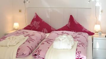 Deluxe Apartment, 1 Bedroom, Non Smoking, Lake View | 1 bedroom, hypo-allergenic bedding, down duvets, in-room safe