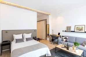 Desk, iron/ironing board, Internet, bed sheets