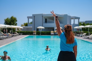 Piscina externa sazonal, guarda-sóis, espreguiçadeiras