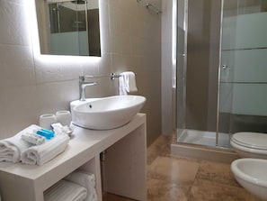Shower, hair dryer, towels, soap - Torre Guaceto Greenblu Resort (Carovigno)
