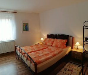 Classic Double Room | Desk, blackout curtains, cots/infant beds, free WiFi - Pension Atelier Reinhart (Rauhenebrach)