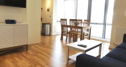 Central Basingstoke - Large 2 bedroom 2 bathroom (King / Twin) Luxury Apartment