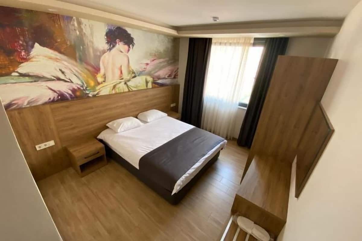 1 bedroom, premium bedding, in-room safe, desk
