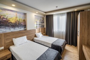 1 Schlafzimmer, hochwertige Bettwaren, Zimmersafe, Schreibtisch