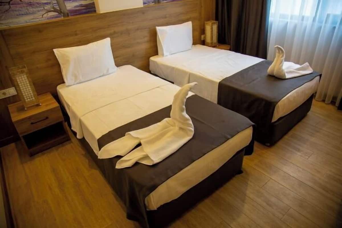1 bedroom, premium bedding, in-room safe, desk