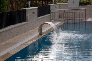 室外游泳池，08:00 至 19:30 开放，日光浴躺椅