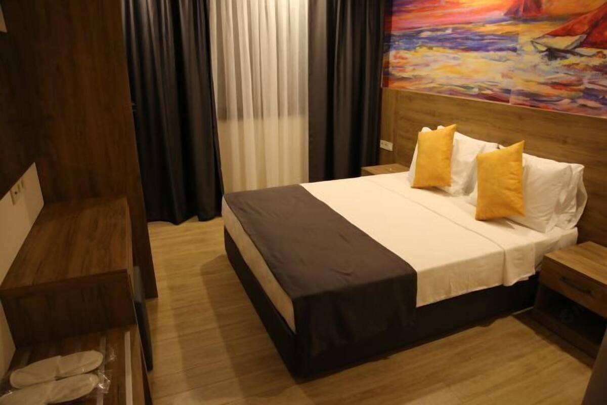 1 bedroom, premium bedding, in-room safe, desk