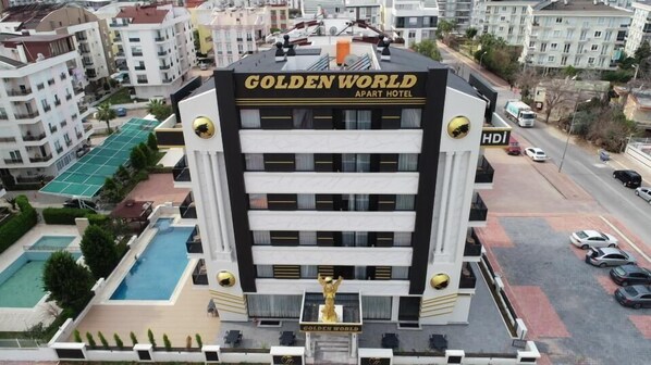 A hotel named "Golden World Apart Hotel" with a rooftop pool and a statue. - Golden World Suite Hotel (Konyaalti)
