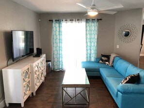 Villa (5 Bedrooms) | Sala de estar | Una televisión