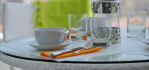 Outdoor dining - Villa Moonrise (Lowlands)