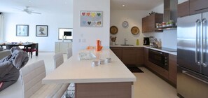 Herdplatte, Geschirrspüler, Kochgeschirr/Geschirr/Besteck