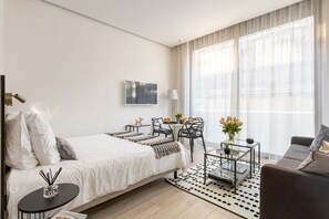 Desk, iron/ironing board, Internet, bed sheets - A6 Suite Studio 175Blo-Paris Convention (Paris)