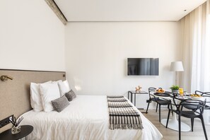Desk, iron/ironing board, internet, bed sheets - A6 Suite Studio 175Blo-Paris Convention (Paris)