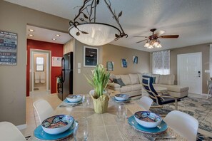 独立别墅, 多张床 (South Venice Pool Home with Fence, Do) | 私人厨房 | 烤箱