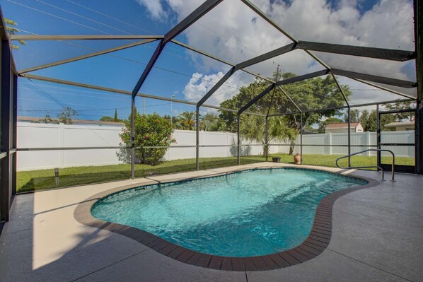 Talo, useita sänkyjä (South Venice Pool Home with Fence, Do) | Uima-allas