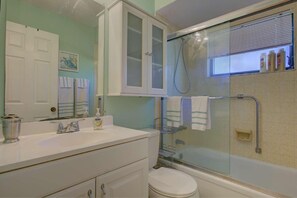 Talo, useita sänkyjä (South Venice Pool Home with Fence, Do) | Kylpyhuone