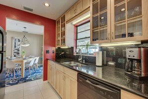 独立别墅, 多张床 (South Venice Pool Home with Fence, Do) | 私人厨房 | 烤箱