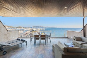 Outdoor dining - Vistamar IV frontline sea Apt. in a prime location in Puerto Pollensa (Puerto Pollensa)