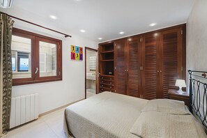 3 chambres, fer et planche à repasser, Wi-Fi gratuit, draps fournis