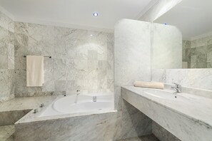 Baignoire, sèche-cheveux, serviettes fournies
