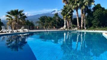 Außenpool (je nach Saison geöffnet), Sonnenschirme, Liegestühle