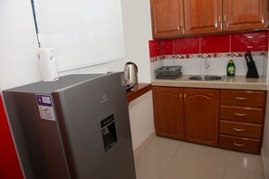 Deluxe Apartment, 2 Twin Beds (Napo) | Private kitchen | Full-size fridge, microwave, stovetop, toaster - Atahualpa Suites Apartment Rentals (Iquitos)