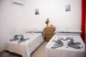Appartement Deluxe, 2 lits une place (Itaya) | 1 chambre, décoration personnalisée, ameublement personnalisé