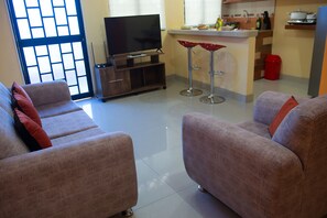 Deluxe Apartment, 1 Queen Bed (Ucayali) | Living area | Smart TV, Netflix, streaming services - Atahualpa Suites Apartment Rentals (Iquitos)