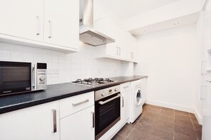 Departamento superior | Cocina privada | Refrigerador, microondas, horno y tetera eléctrica 