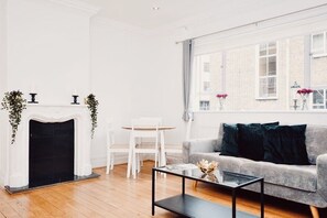 Apartamento superior | Sala de estar | Una televisión de pantalla plana