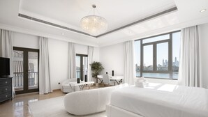 Quarto de hotel moderno com uma cama grande, uma escrivaninha e vista para a cidade.
