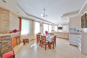 Villa, 5 Schlafzimmer | Essbereich im Zimmer