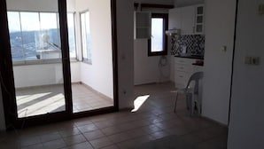 Villa, 2 habitaciones | Zona de estar | Una televisión LCD